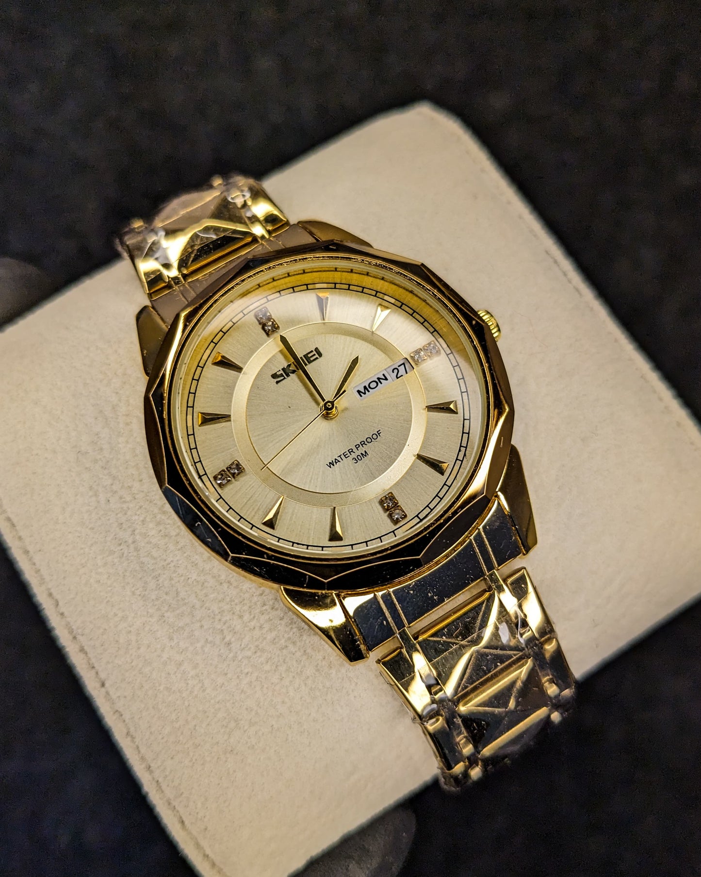 Skmei Diamond Cut Style Day & Date - Golden