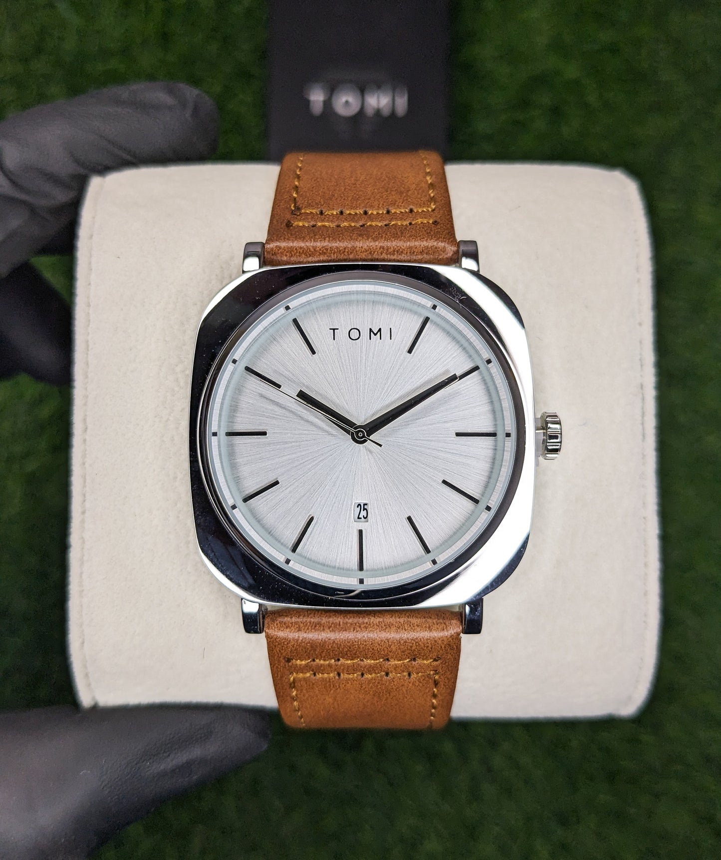 T-084 One of the Best Selling Tomi Leather Strap Watch Article with Date adjust.